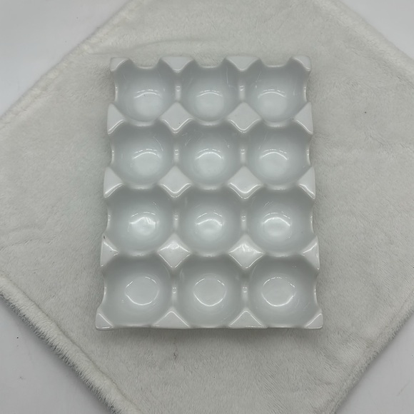 HIC Porcelain/Ceramic Kitchen Crate Fine White Holds 1-Doz. Eggs - Picture 4 of 8